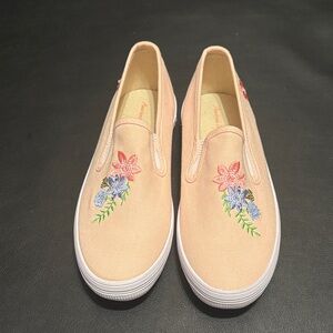 American Eagle Outfitters Embroidered Floral Slip-On Flats - Peach